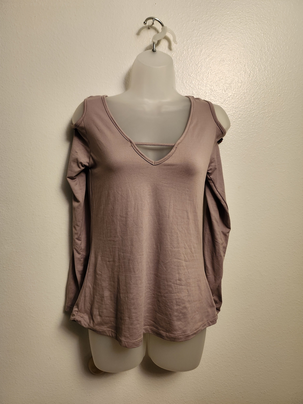 New With Tags Rue21 Mauve Cold-Shoulder V-Neck Long Sleeve Top